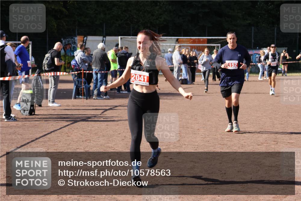 27.09.2026 - 35. Volkslauf durch das schöne Alstertal Strokosch-Dieckow http://msf.ph/oto/10578563 27.09.2026 12:44:28 Ziel 2041, 2152, 2281, 2954 meine-sportfotos.de
