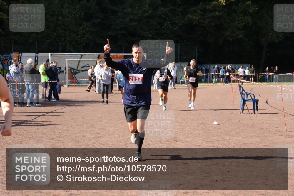 27.09.2026 - 35. Volkslauf durch das schöne Alstertal Strokosch-Dieckow http://msf.ph/oto/10578570 27.09.2026 12:44:30 Ziel 2041, 2152, 2281, 2954 meine-sportfotos.de