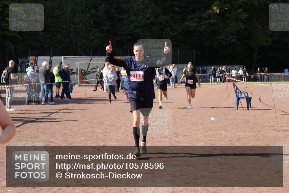 27.09.2026 - 35. Volkslauf durch das schöne Alstertal Strokosch-Dieckow http://msf.ph/oto/10578596 27.09.2026 12:44:30 Ziel 2041, 2152, 2281, 2954 meine-sportfotos.de