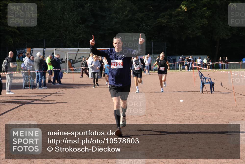 27.09.2026 - 35. Volkslauf durch das schöne Alstertal Strokosch-Dieckow http://msf.ph/oto/10578603 27.09.2026 12:44:30 Ziel 2041, 2152, 2281, 2954 meine-sportfotos.de