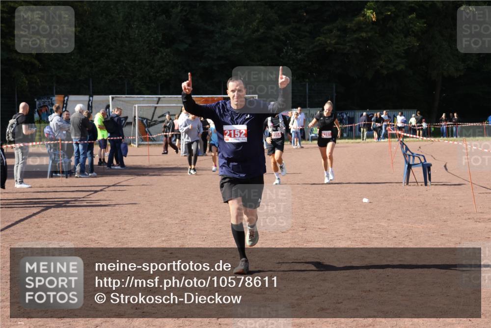 27.09.2026 - 35. Volkslauf durch das schöne Alstertal Strokosch-Dieckow http://msf.ph/oto/10578611 27.09.2026 12:44:30 Ziel 2041, 2152, 2281, 2954 meine-sportfotos.de