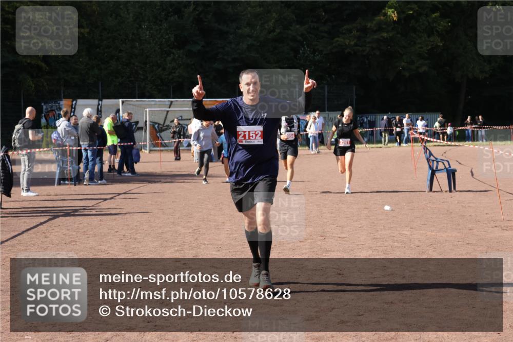 27.09.2026 - 35. Volkslauf durch das schöne Alstertal Strokosch-Dieckow http://msf.ph/oto/10578628 27.09.2026 12:44:30 Ziel 2041, 2152, 2281, 2954 meine-sportfotos.de