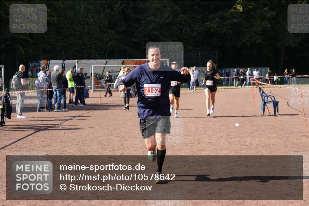 27.09.2026 - 35. Volkslauf durch das schöne Alstertal Strokosch-Dieckow http://msf.ph/oto/10578642 27.09.2026 12:44:31 Ziel 2041, 2152, 2281, 2954 meine-sportfotos.de