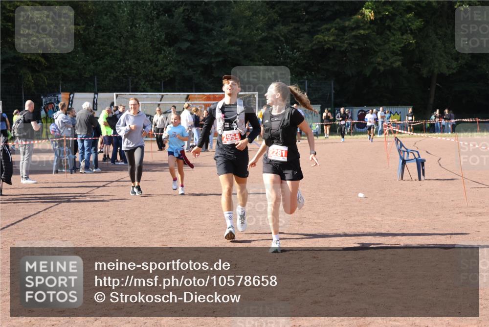 27.09.2026 - 35. Volkslauf durch das schöne Alstertal Strokosch-Dieckow http://msf.ph/oto/10578658 27.09.2026 12:44:34 Ziel 2152, 2281, 2954 meine-sportfotos.de