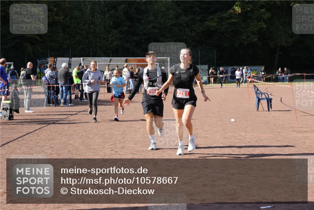 27.09.2026 - 35. Volkslauf durch das schöne Alstertal Strokosch-Dieckow http://msf.ph/oto/10578667 27.09.2026 12:44:34 Ziel 2152, 2281, 2954 meine-sportfotos.de