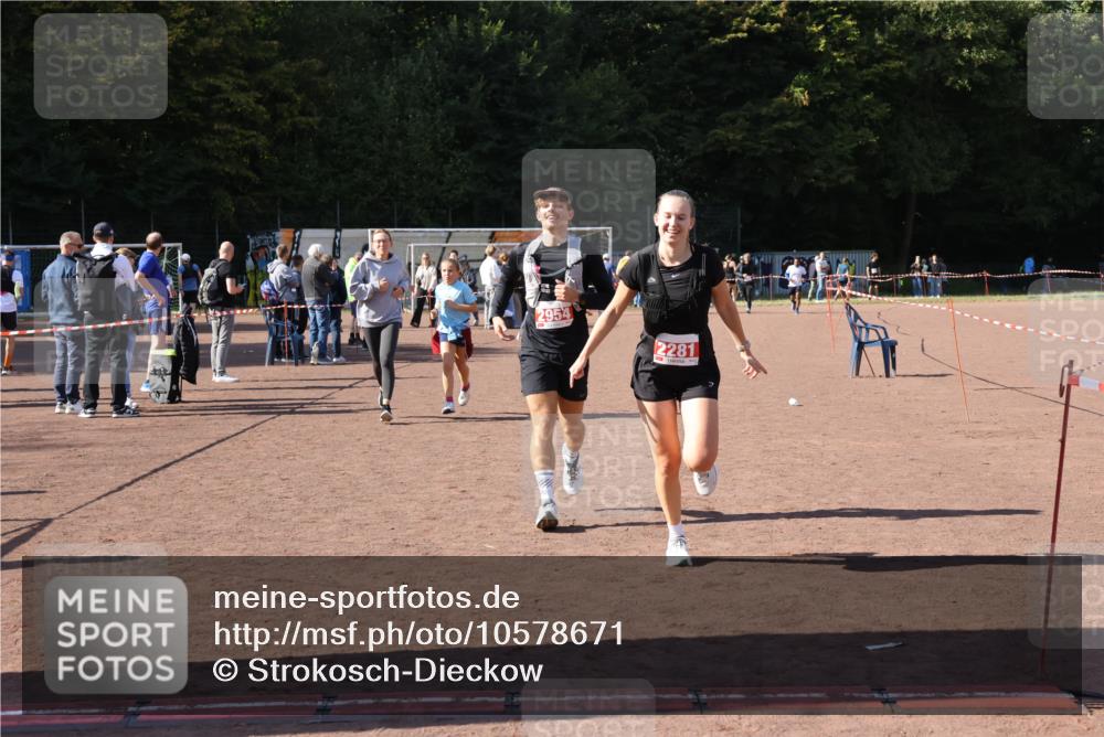27.09.2026 - 35. Volkslauf durch das schöne Alstertal Strokosch-Dieckow http://msf.ph/oto/10578671 27.09.2026 12:44:34 Ziel 2152, 2281, 2954 meine-sportfotos.de
