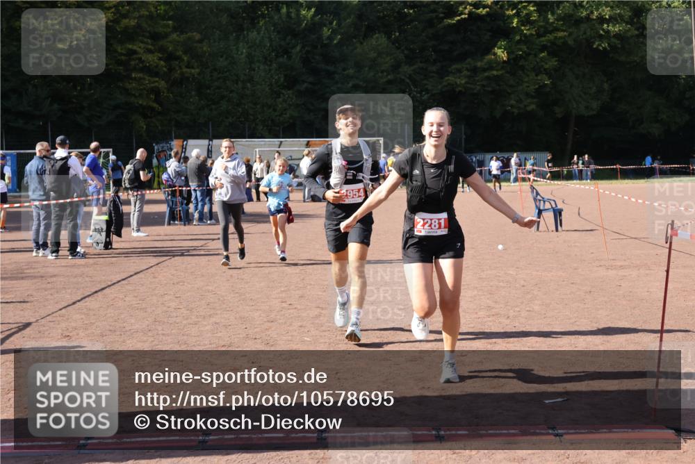27.09.2026 - 35. Volkslauf durch das schöne Alstertal Strokosch-Dieckow http://msf.ph/oto/10578695 27.09.2026 12:44:35 Ziel 2152, 2281, 2954 meine-sportfotos.de