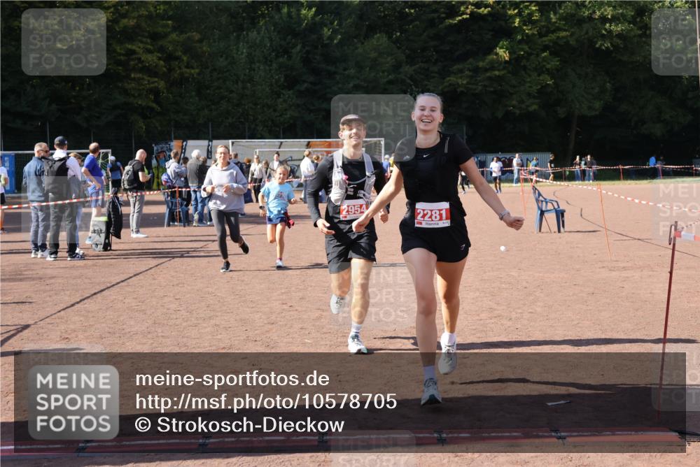 27.09.2026 - 35. Volkslauf durch das schöne Alstertal Strokosch-Dieckow http://msf.ph/oto/10578705 27.09.2026 12:44:35 Ziel 2152, 2281, 2954 meine-sportfotos.de