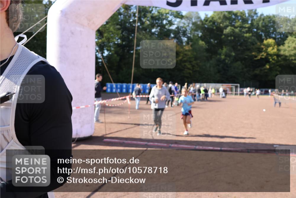 27.09.2026 - 35. Volkslauf durch das schöne Alstertal Strokosch-Dieckow http://msf.ph/oto/10578718 27.09.2026 12:44:38 Ziel 2281, 2954 meine-sportfotos.de
