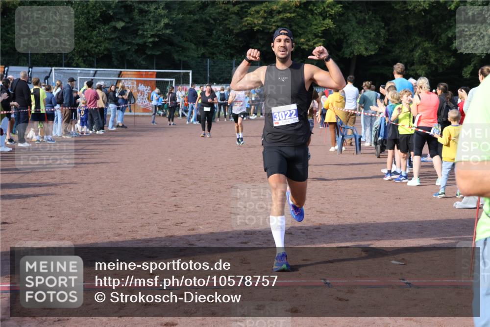 27.09.2026 - 35. Volkslauf durch das schöne Alstertal Strokosch-Dieckow http://msf.ph/oto/10578757 27.09.2026 11:19:30 Ziel 1401, 3022, 3150, 3164, 3345, 3346 meine-sportfotos.de