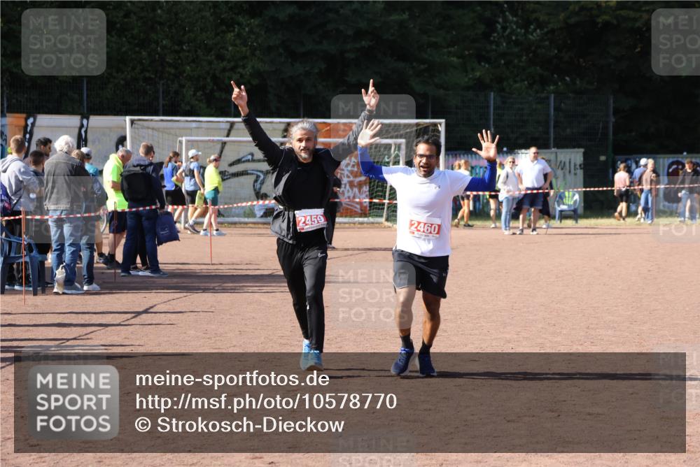 27.09.2026 - 35. Volkslauf durch das schöne Alstertal Strokosch-Dieckow http://msf.ph/oto/10578770 27.09.2026 12:44:49 Ziel 2459, 2460 meine-sportfotos.de