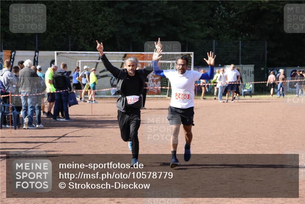 27.09.2026 - 35. Volkslauf durch das schöne Alstertal Strokosch-Dieckow http://msf.ph/oto/10578779 27.09.2026 12:44:50 Ziel 2459, 2460 meine-sportfotos.de