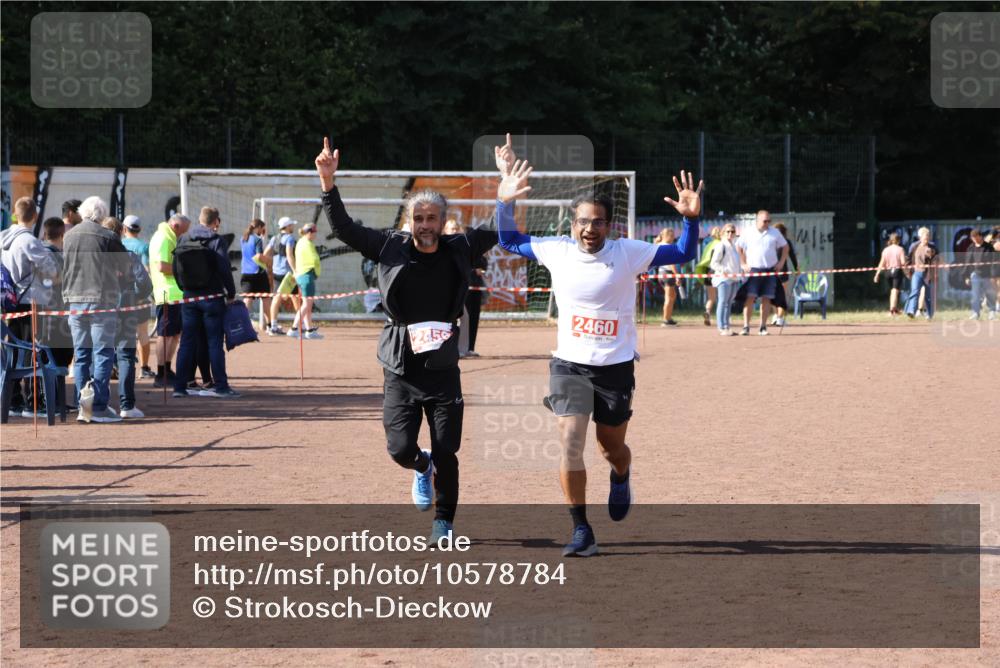 27.09.2026 - 35. Volkslauf durch das schöne Alstertal Strokosch-Dieckow http://msf.ph/oto/10578784 27.09.2026 12:44:50 Ziel 2459, 2460 meine-sportfotos.de