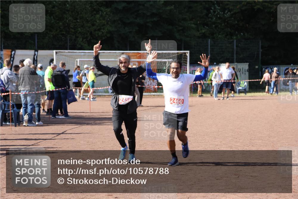 27.09.2026 - 35. Volkslauf durch das schöne Alstertal Strokosch-Dieckow http://msf.ph/oto/10578788 27.09.2026 12:44:50 Ziel 2459, 2460 meine-sportfotos.de