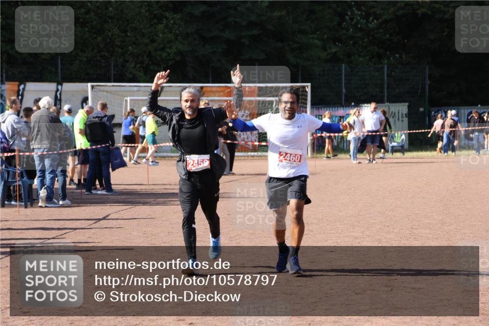 27.09.2026 - 35. Volkslauf durch das schöne Alstertal Strokosch-Dieckow http://msf.ph/oto/10578797 27.09.2026 12:44:50 Ziel 2459, 2460 meine-sportfotos.de