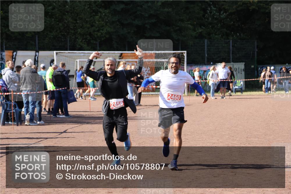 27.09.2026 - 35. Volkslauf durch das schöne Alstertal Strokosch-Dieckow http://msf.ph/oto/10578807 27.09.2026 12:44:50 Ziel 2459, 2460 meine-sportfotos.de