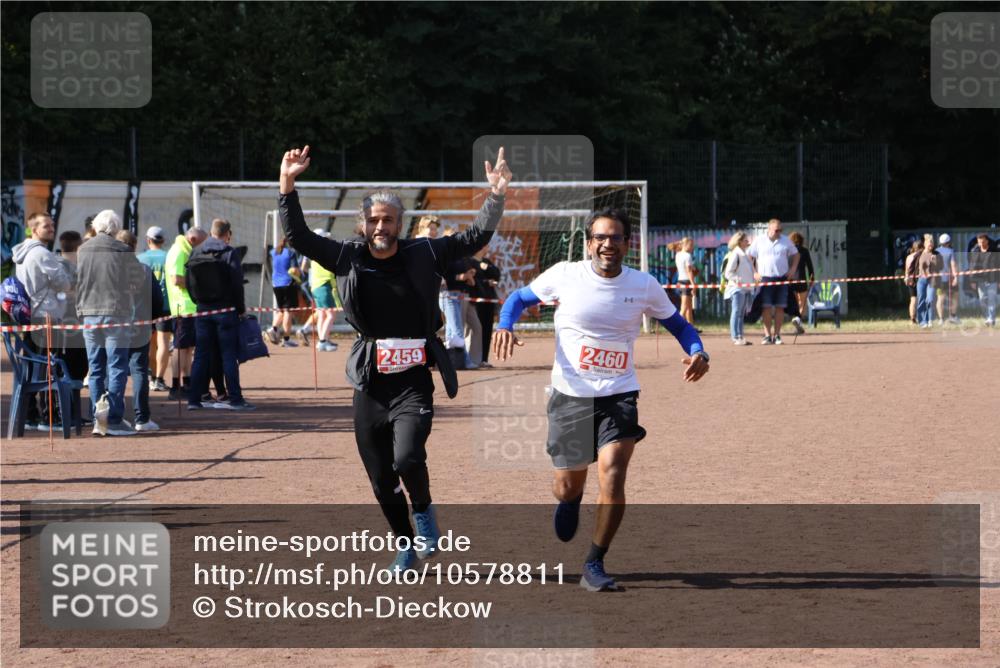 27.09.2026 - 35. Volkslauf durch das schöne Alstertal Strokosch-Dieckow http://msf.ph/oto/10578811 27.09.2026 12:44:50 Ziel 2459, 2460 meine-sportfotos.de