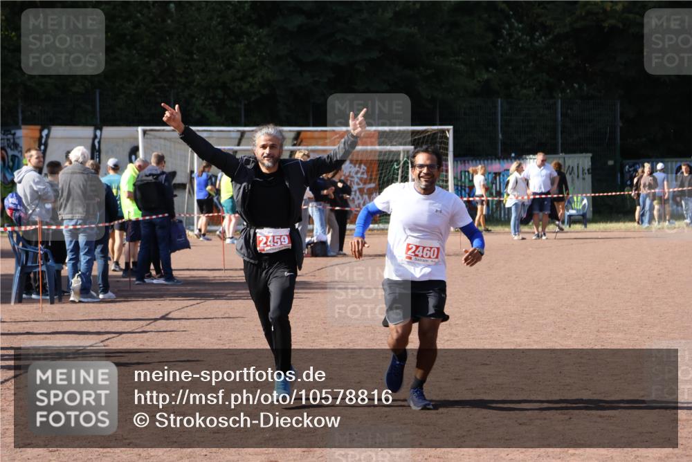 27.09.2026 - 35. Volkslauf durch das schöne Alstertal Strokosch-Dieckow http://msf.ph/oto/10578816 27.09.2026 12:44:50 Ziel 2459, 2460 meine-sportfotos.de