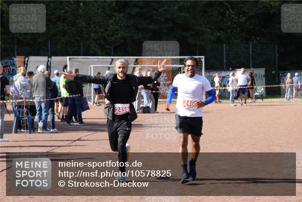 27.09.2026 - 35. Volkslauf durch das schöne Alstertal Strokosch-Dieckow http://msf.ph/oto/10578825 27.09.2026 12:44:50 Ziel 2459, 2460 meine-sportfotos.de