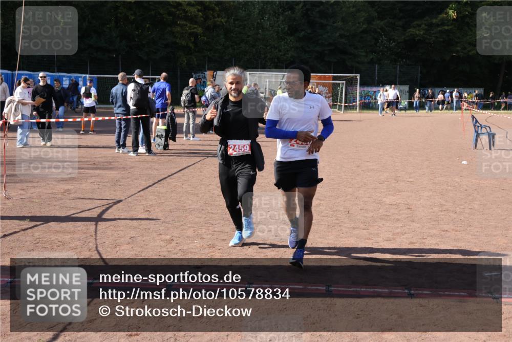 27.09.2026 - 35. Volkslauf durch das schöne Alstertal Strokosch-Dieckow http://msf.ph/oto/10578834 27.09.2026 12:44:53 Ziel 2459, 2460 meine-sportfotos.de