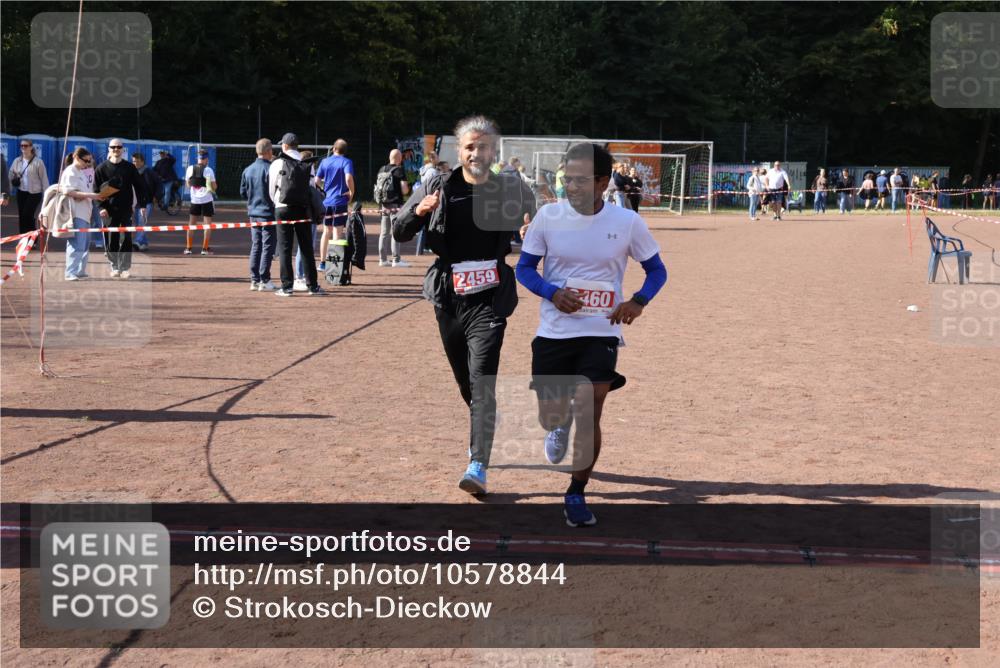 27.09.2026 - 35. Volkslauf durch das schöne Alstertal Strokosch-Dieckow http://msf.ph/oto/10578844 27.09.2026 12:44:53 Ziel 2459, 2460 meine-sportfotos.de