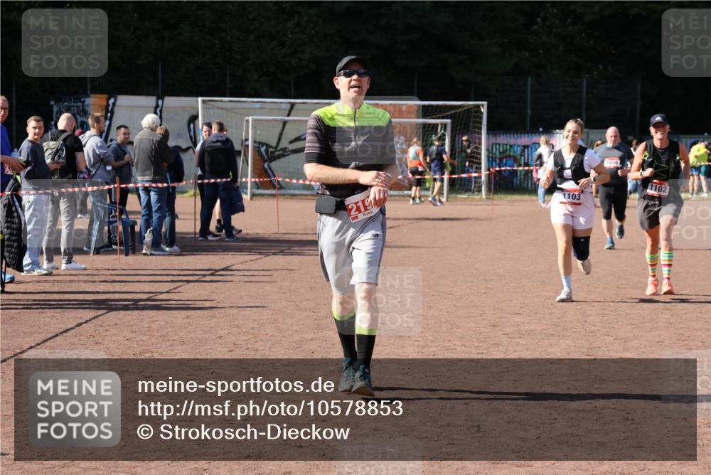 27.09.2026 - 35. Volkslauf durch das schöne Alstertal Strokosch-Dieckow http://msf.ph/oto/10578853 27.09.2026 12:45:51 Ziel 1102, 1103, 2192 meine-sportfotos.de