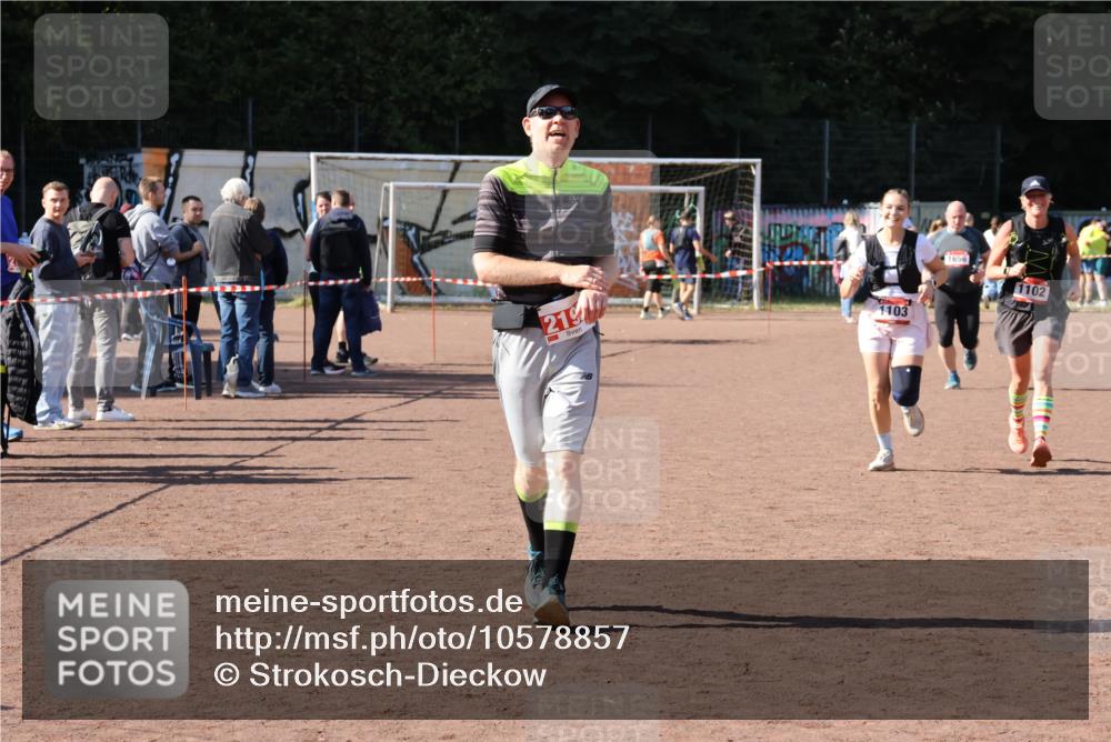 27.09.2026 - 35. Volkslauf durch das schöne Alstertal Strokosch-Dieckow http://msf.ph/oto/10578857 27.09.2026 12:45:51 Ziel 1102, 1103, 2192 meine-sportfotos.de
