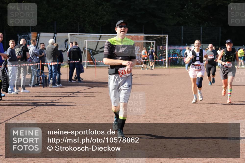 27.09.2026 - 35. Volkslauf durch das schöne Alstertal Strokosch-Dieckow http://msf.ph/oto/10578862 27.09.2026 12:45:51 Ziel 1102, 1103, 2192 meine-sportfotos.de