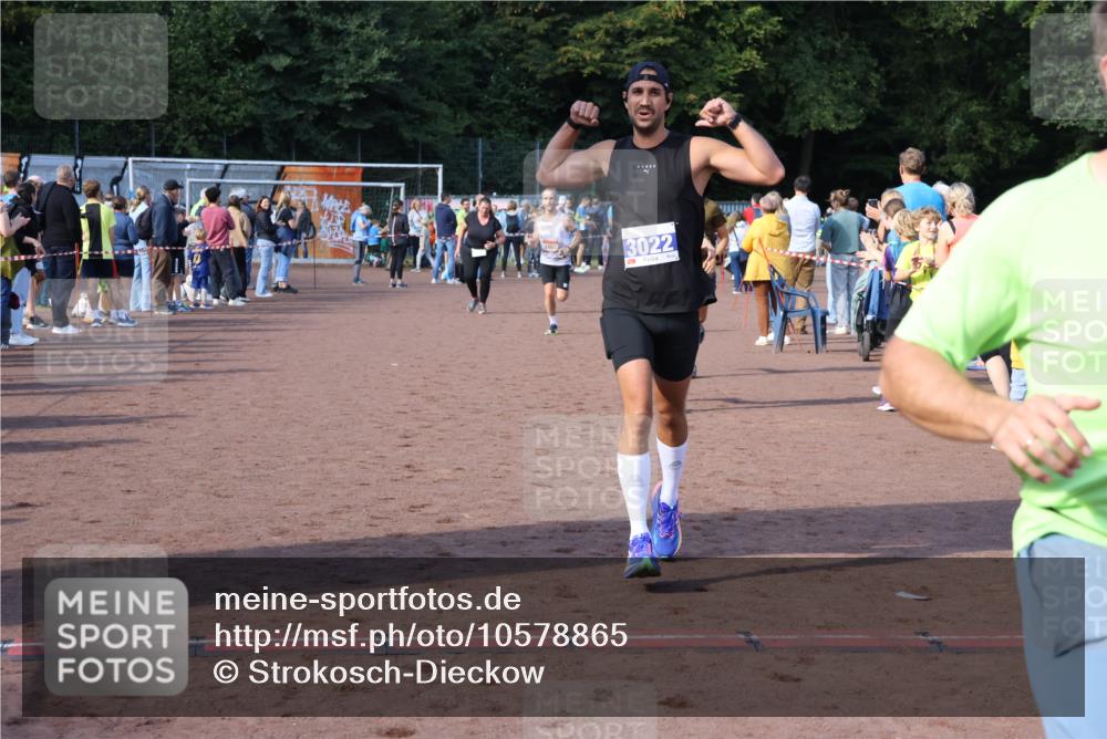 27.09.2026 - 35. Volkslauf durch das schöne Alstertal Strokosch-Dieckow http://msf.ph/oto/10578865 27.09.2026 11:19:30 Ziel 1401, 3022, 3150, 3164, 3345, 3346 meine-sportfotos.de