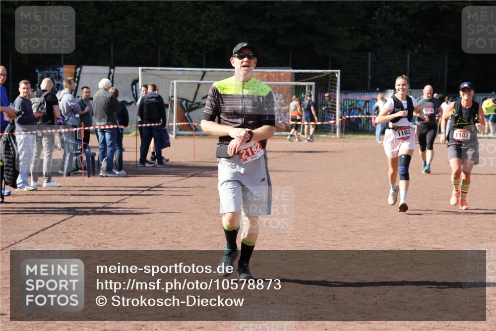 27.09.2026 - 35. Volkslauf durch das schöne Alstertal Strokosch-Dieckow http://msf.ph/oto/10578873 27.09.2026 12:45:51 Ziel 1102, 1103, 2192 meine-sportfotos.de