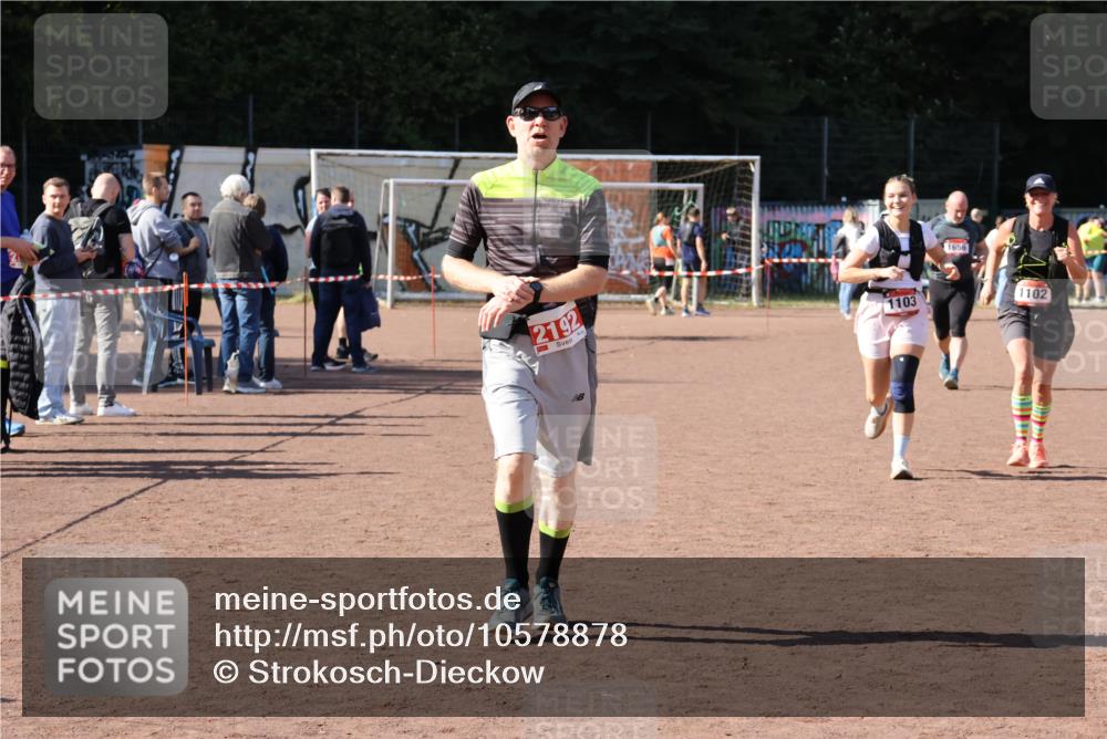 27.09.2026 - 35. Volkslauf durch das schöne Alstertal Strokosch-Dieckow http://msf.ph/oto/10578878 27.09.2026 12:45:52 Ziel 1102, 1103, 2192 meine-sportfotos.de