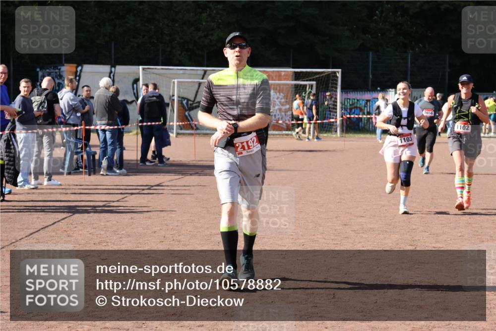 27.09.2026 - 35. Volkslauf durch das schöne Alstertal Strokosch-Dieckow http://msf.ph/oto/10578882 27.09.2026 12:45:52 Ziel 1102, 1103, 2192 meine-sportfotos.de