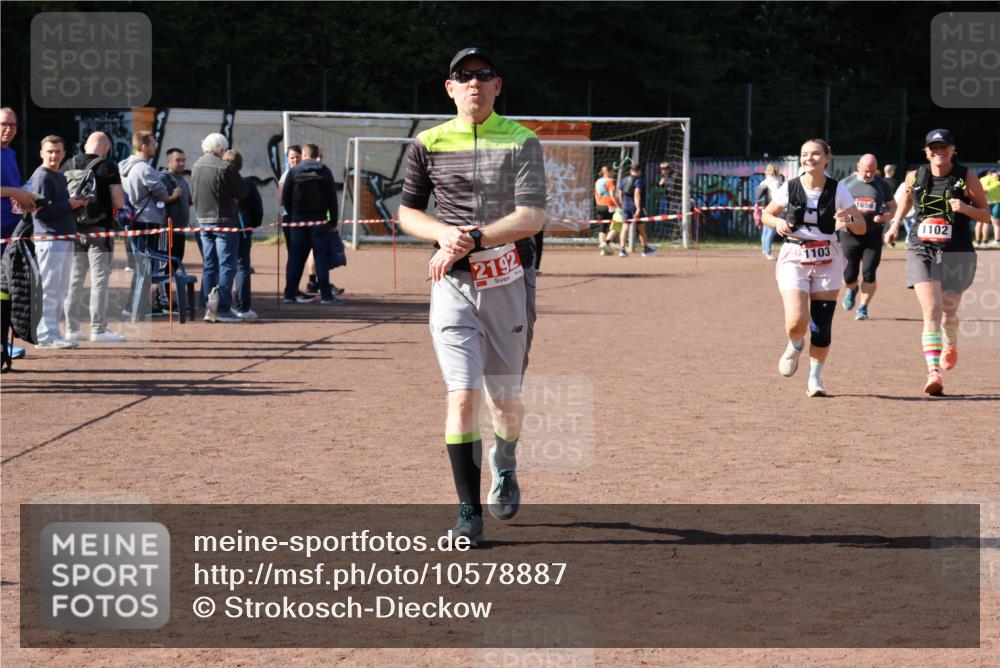 27.09.2026 - 35. Volkslauf durch das schöne Alstertal Strokosch-Dieckow http://msf.ph/oto/10578887 27.09.2026 12:45:52 Ziel 1102, 1103, 2192 meine-sportfotos.de