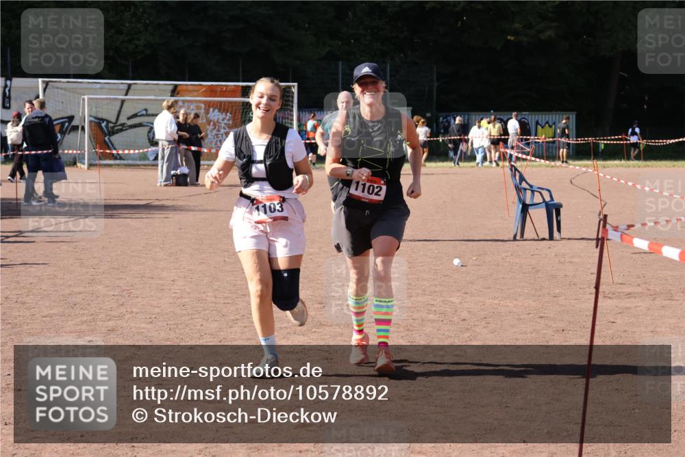 27.09.2026 - 35. Volkslauf durch das schöne Alstertal Strokosch-Dieckow http://msf.ph/oto/10578892 27.09.2026 12:45:55 Ziel 1102, 1103, 1656, 2192 meine-sportfotos.de