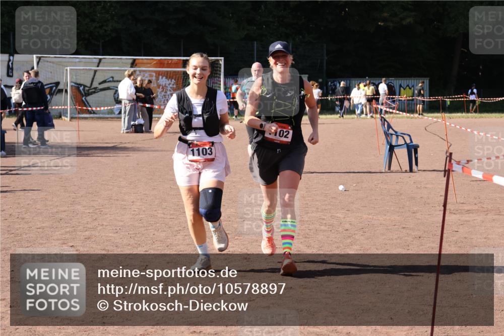 27.09.2026 - 35. Volkslauf durch das schöne Alstertal Strokosch-Dieckow http://msf.ph/oto/10578897 27.09.2026 12:45:55 Ziel 1102, 1103, 1656, 2192 meine-sportfotos.de