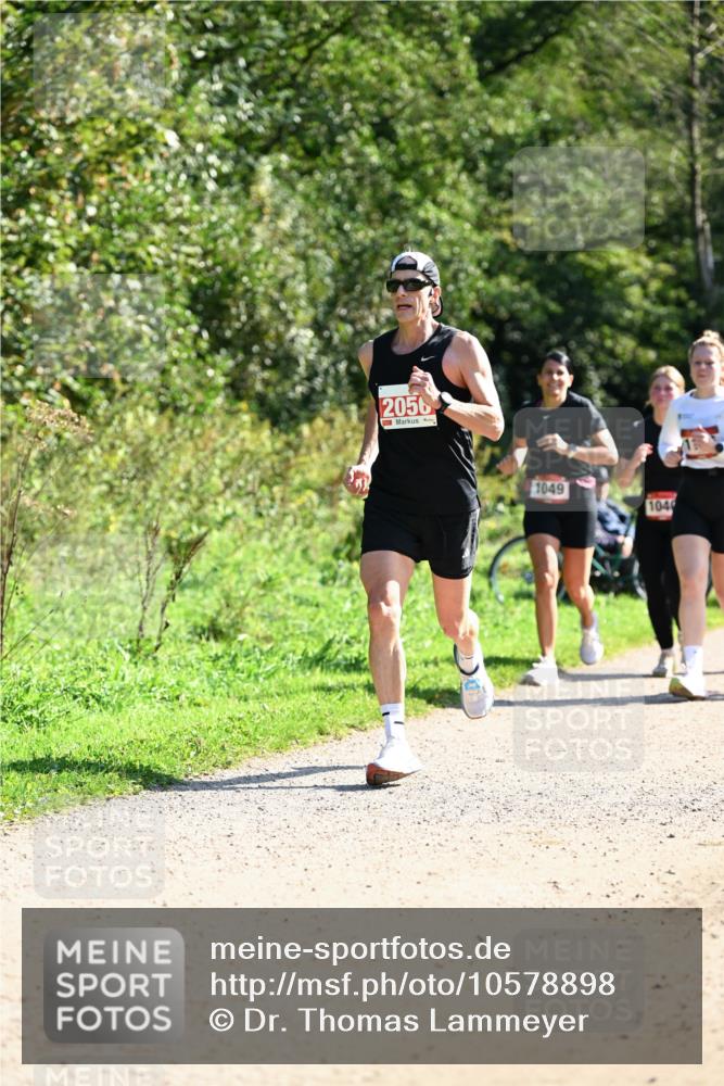 27.09.2026 - 35. Volkslauf durch das schöne Alstertal Dr. Thomas Lammeyer http://msf.ph/oto/10578898 27.09.2026 12:04:42 Laufen 2056, 1049, 1040 meine-sportfotos.de