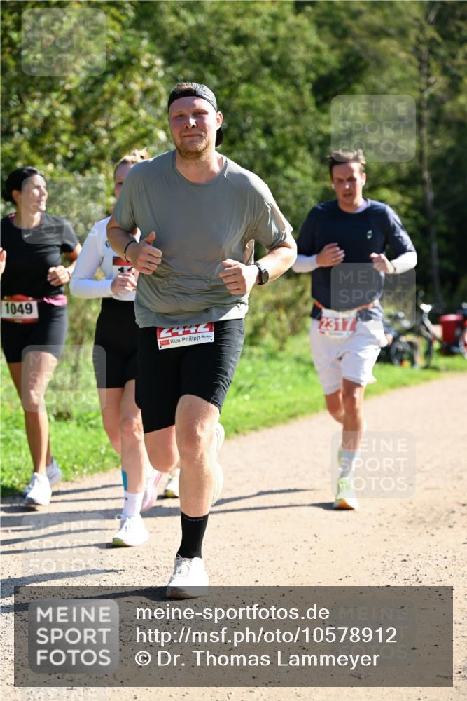 27.09.2026 - 35. Volkslauf durch das schöne Alstertal Dr. Thomas Lammeyer http://msf.ph/oto/10578912 27.09.2026 12:04:46 Laufen 1049, 4444, 2317 meine-sportfotos.de