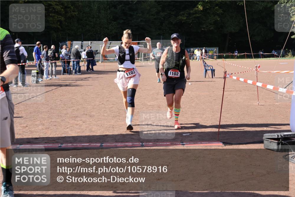 27.09.2026 - 35. Volkslauf durch das schöne Alstertal Strokosch-Dieckow http://msf.ph/oto/10578916 27.09.2026 12:45:56 Ziel 1102, 1103, 1656, 2192 meine-sportfotos.de