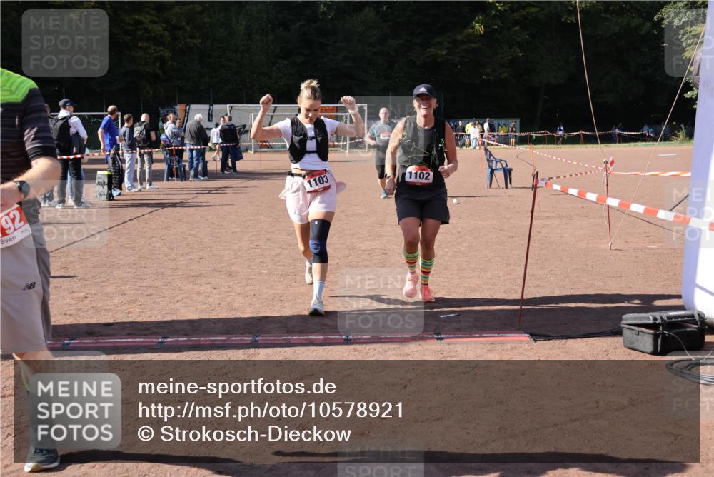 27.09.2026 - 35. Volkslauf durch das schöne Alstertal Strokosch-Dieckow http://msf.ph/oto/10578921 27.09.2026 12:45:56 Ziel 1102, 1103, 1656, 2192 meine-sportfotos.de