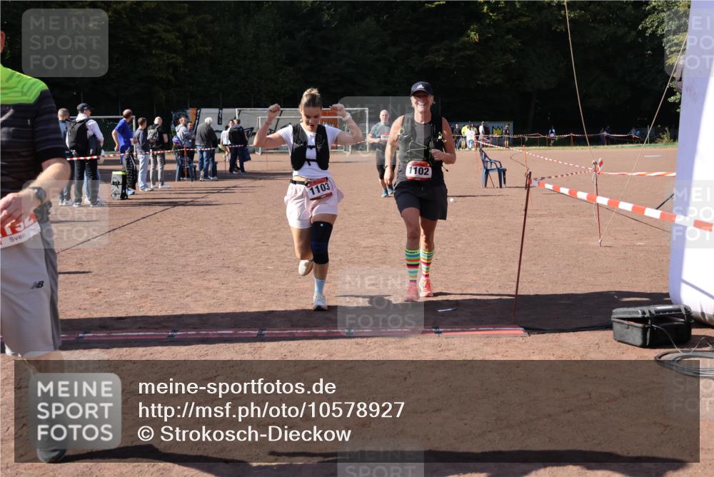 27.09.2026 - 35. Volkslauf durch das schöne Alstertal Strokosch-Dieckow http://msf.ph/oto/10578927 27.09.2026 12:45:56 Ziel 1102, 1103, 1656, 2192 meine-sportfotos.de