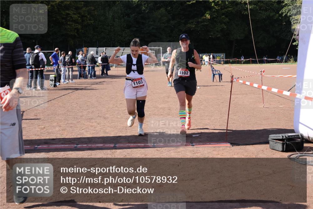 27.09.2026 - 35. Volkslauf durch das schöne Alstertal Strokosch-Dieckow http://msf.ph/oto/10578932 27.09.2026 12:45:56 Ziel 1102, 1103, 1656, 2192 meine-sportfotos.de