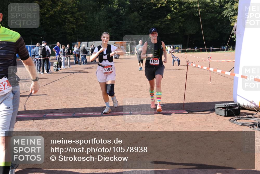 27.09.2026 - 35. Volkslauf durch das schöne Alstertal Strokosch-Dieckow http://msf.ph/oto/10578938 27.09.2026 12:45:56 Ziel 1102, 1103, 1656, 2192 meine-sportfotos.de