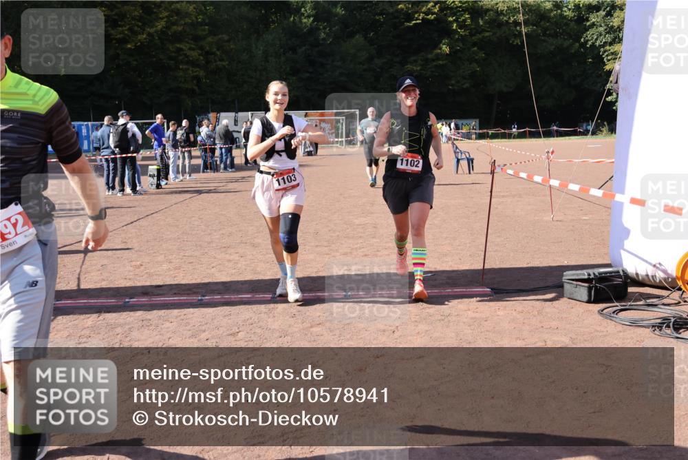 27.09.2026 - 35. Volkslauf durch das schöne Alstertal Strokosch-Dieckow http://msf.ph/oto/10578941 27.09.2026 12:45:56 Ziel 1102, 1103, 1656, 2192 meine-sportfotos.de