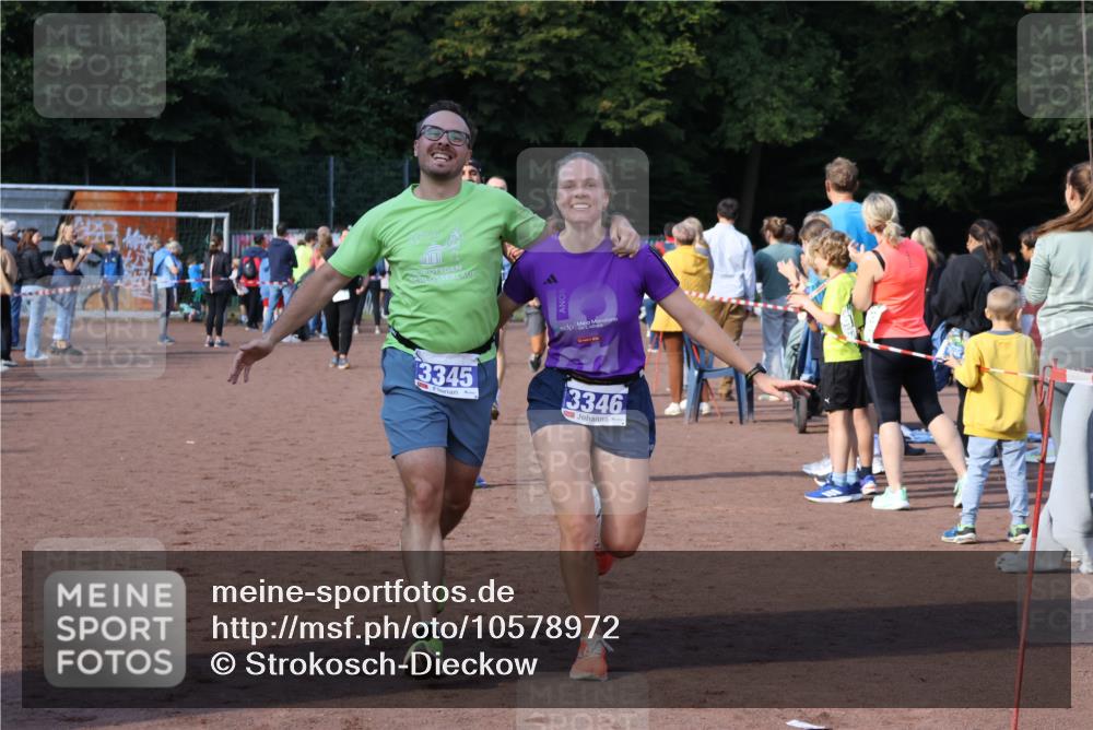 27.09.2026 - 35. Volkslauf durch das schöne Alstertal Strokosch-Dieckow http://msf.ph/oto/10578972 27.09.2026 11:19:27 Ziel 1401, 3022, 3150, 3164, 3305, 3345, 3346 meine-sportfotos.de