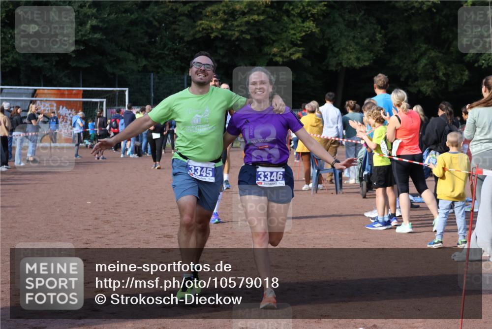 27.09.2026 - 35. Volkslauf durch das schöne Alstertal Strokosch-Dieckow http://msf.ph/oto/10579018 27.09.2026 11:19:27 Ziel 1401, 3022, 3150, 3164, 3305, 3345, 3346 meine-sportfotos.de