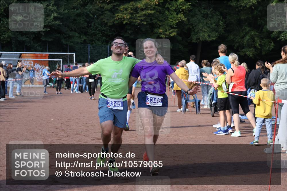 27.09.2026 - 35. Volkslauf durch das schöne Alstertal Strokosch-Dieckow http://msf.ph/oto/10579065 27.09.2026 11:19:27 Ziel 1401, 3022, 3150, 3164, 3305, 3345, 3346 meine-sportfotos.de