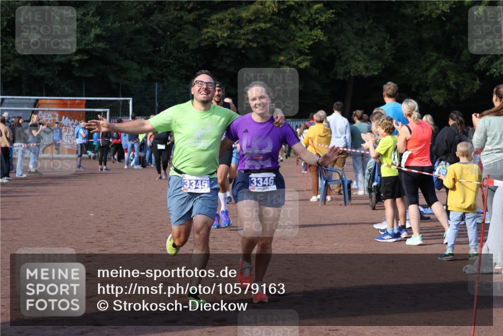 27.09.2026 - 35. Volkslauf durch das schöne Alstertal Strokosch-Dieckow http://msf.ph/oto/10579163 27.09.2026 11:19:27 Ziel 1401, 3022, 3150, 3164, 3305, 3345, 3346 meine-sportfotos.de