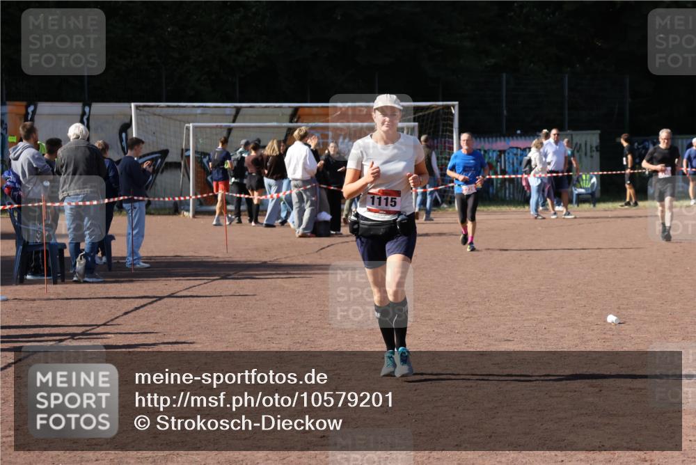 27.09.2026 - 35. Volkslauf durch das schöne Alstertal Strokosch-Dieckow http://msf.ph/oto/10579201 27.09.2026 12:48:23 Ziel 1115 meine-sportfotos.de
