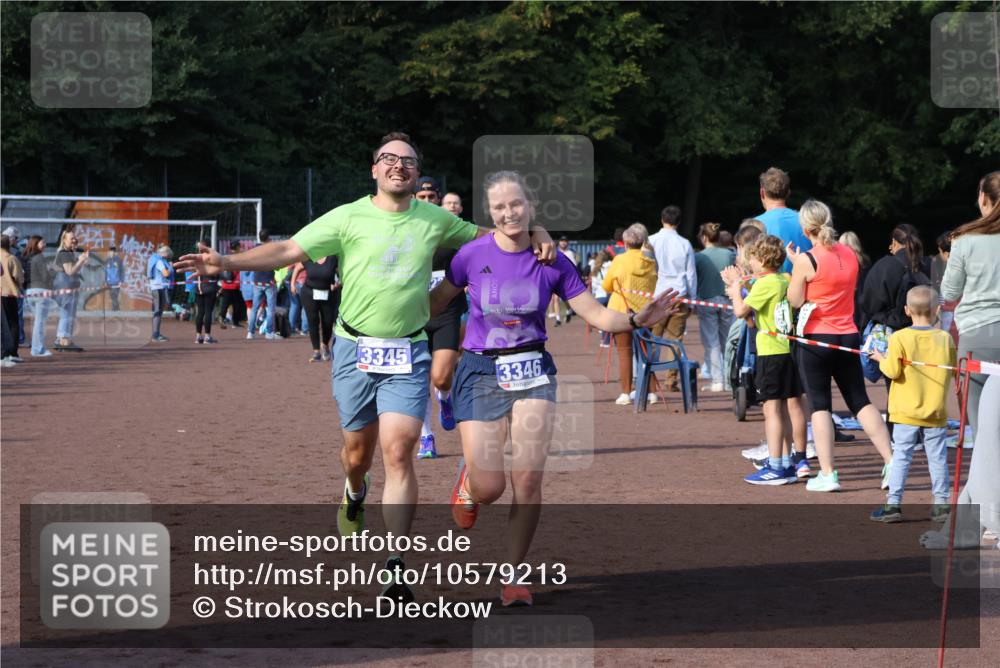 27.09.2026 - 35. Volkslauf durch das schöne Alstertal Strokosch-Dieckow http://msf.ph/oto/10579213 27.09.2026 11:19:27 Ziel 1401, 3022, 3150, 3164, 3305, 3345, 3346 meine-sportfotos.de
