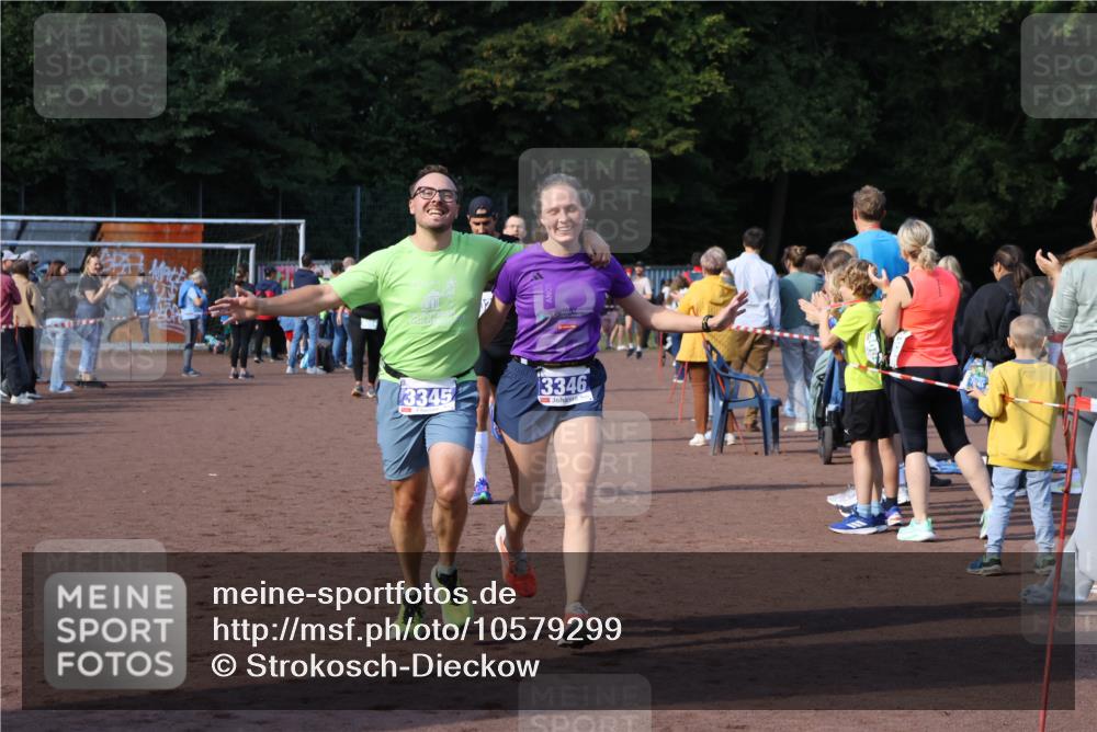 27.09.2026 - 35. Volkslauf durch das schöne Alstertal Strokosch-Dieckow http://msf.ph/oto/10579299 27.09.2026 11:19:27 Ziel 1401, 3022, 3150, 3164, 3305, 3345, 3346 meine-sportfotos.de